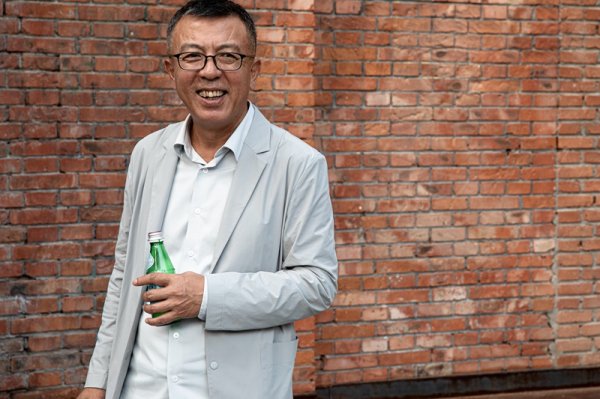 配资门户网站有哪些 从赌场到妈祖绕境，他用现场写生记录普通人的集体记忆